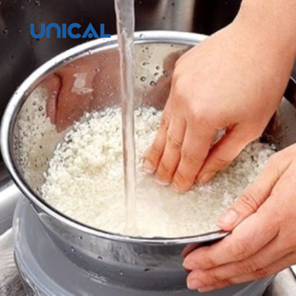 Vo gạo thật sạch để nấu cơm
